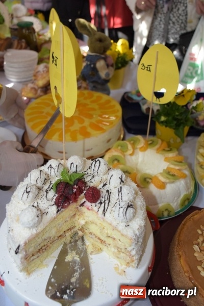 Zdjęcie w galerii na portalu naszraciborz.pl: Na słodko i przy muzyce. Kiermasz w Tworkowie [FOTO i WIDEO] wiadomości z regionu