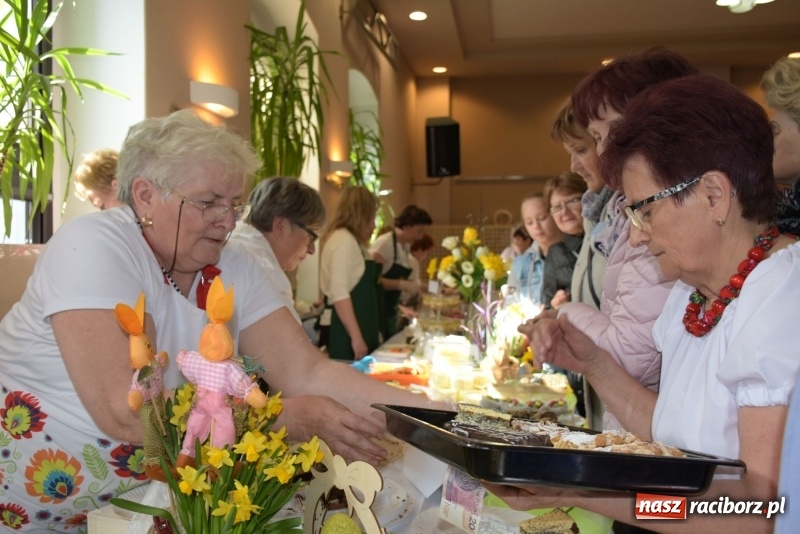 Zdjęcie w galerii na portalu naszraciborz.pl: Na słodko i przy muzyce. Kiermasz w Tworkowie [FOTO i WIDEO] wiadomości z regionu