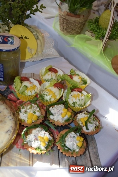 Zdjęcie w galerii na portalu naszraciborz.pl: Na słodko i przy muzyce. Kiermasz w Tworkowie [FOTO i WIDEO] wiadomości z regionu