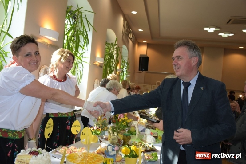 Zdjęcie w galerii na portalu naszraciborz.pl: Na słodko i przy muzyce. Kiermasz w Tworkowie [FOTO i WIDEO] wiadomości z regionu