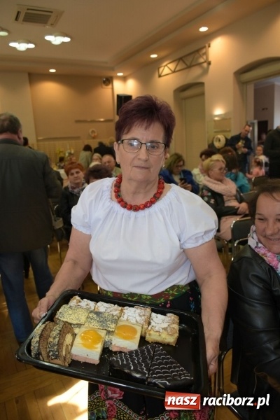 Zdjęcie w galerii na portalu naszraciborz.pl: Na słodko i przy muzyce. Kiermasz w Tworkowie [FOTO i WIDEO] wiadomości z regionu