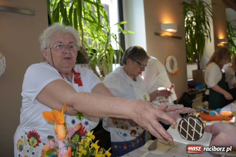 Zdjęcie w galerii na portalu naszraciborz.pl: Na słodko i przy muzyce. Kiermasz w Tworkowie [FOTO i WIDEO] wiadomości z regionu