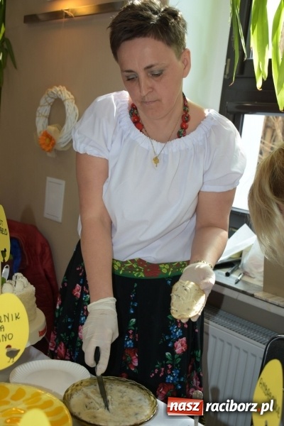 Zdjęcie w galerii na portalu naszraciborz.pl: Na słodko i przy muzyce. Kiermasz w Tworkowie [FOTO i WIDEO] wiadomości z regionu