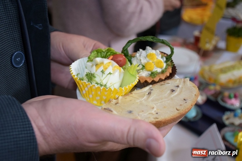 Zdjęcie w galerii na portalu naszraciborz.pl: Na słodko i przy muzyce. Kiermasz w Tworkowie [FOTO i WIDEO] wiadomości z regionu