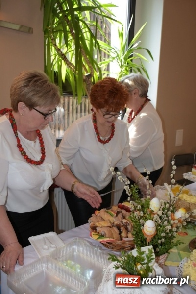 Zdjęcie w galerii na portalu naszraciborz.pl: Na słodko i przy muzyce. Kiermasz w Tworkowie [FOTO i WIDEO] wiadomości z regionu