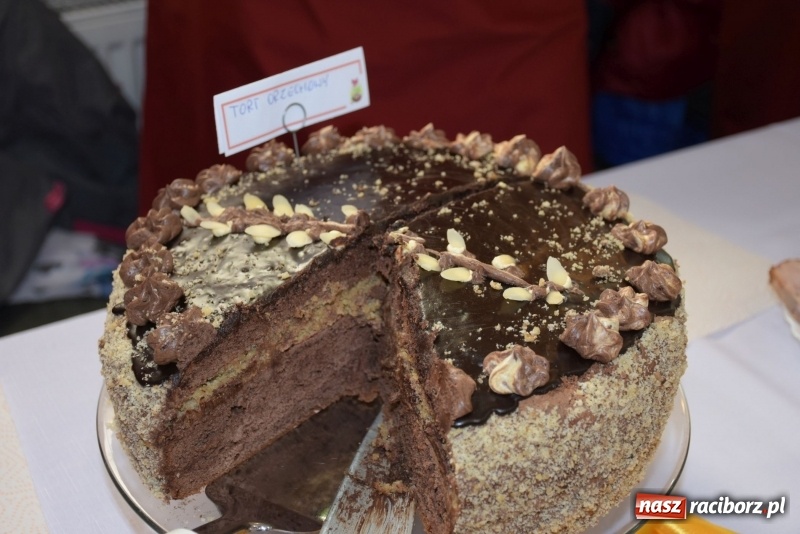 Zdjęcie w galerii na portalu naszraciborz.pl: Na słodko i przy muzyce. Kiermasz w Tworkowie [FOTO i WIDEO] wiadomości z regionu