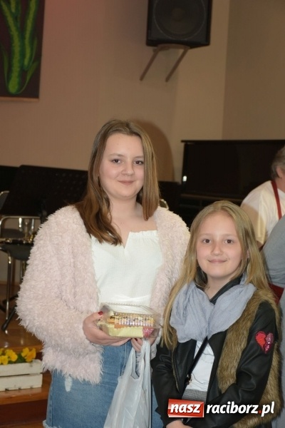 Zdjęcie w galerii na portalu naszraciborz.pl: Na słodko i przy muzyce. Kiermasz w Tworkowie [FOTO i WIDEO] wiadomości z regionu