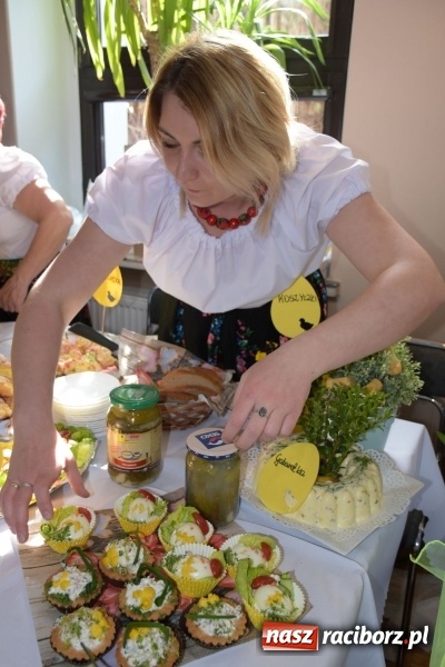 Zdjęcie w galerii na portalu naszraciborz.pl: Na słodko i przy muzyce. Kiermasz w Tworkowie [FOTO i WIDEO] wiadomości z regionu