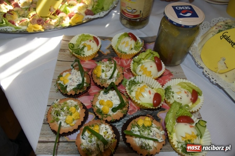 Zdjęcie w galerii na portalu naszraciborz.pl: Na słodko i przy muzyce. Kiermasz w Tworkowie [FOTO i WIDEO] wiadomości z regionu