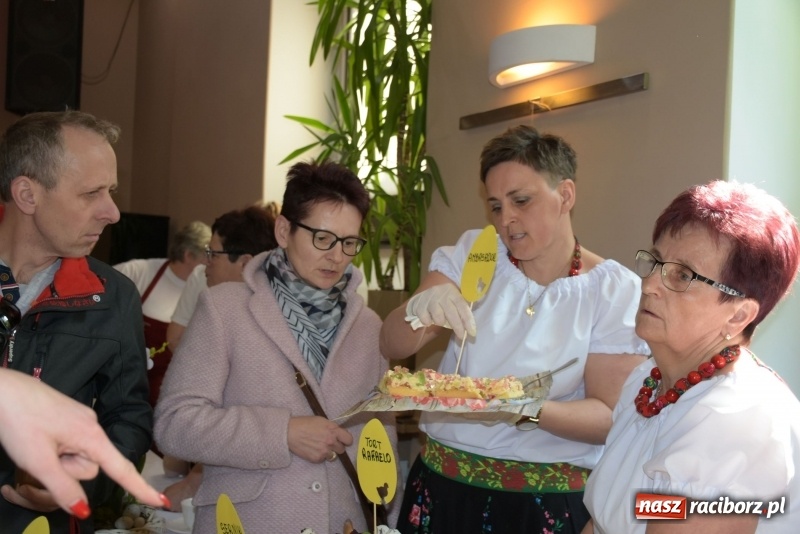 Zdjęcie w galerii na portalu naszraciborz.pl: Na słodko i przy muzyce. Kiermasz w Tworkowie [FOTO i WIDEO] wiadomości z regionu