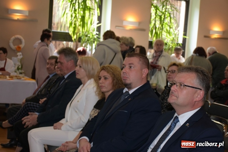 Zdjęcie w galerii na portalu naszraciborz.pl: Na słodko i przy muzyce. Kiermasz w Tworkowie [FOTO i WIDEO] wiadomości z regionu