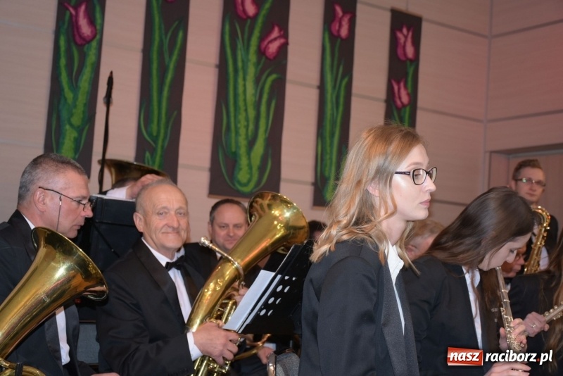 Zdjęcie w galerii na portalu naszraciborz.pl: Na słodko i przy muzyce. Kiermasz w Tworkowie [FOTO i WIDEO] wiadomości z regionu