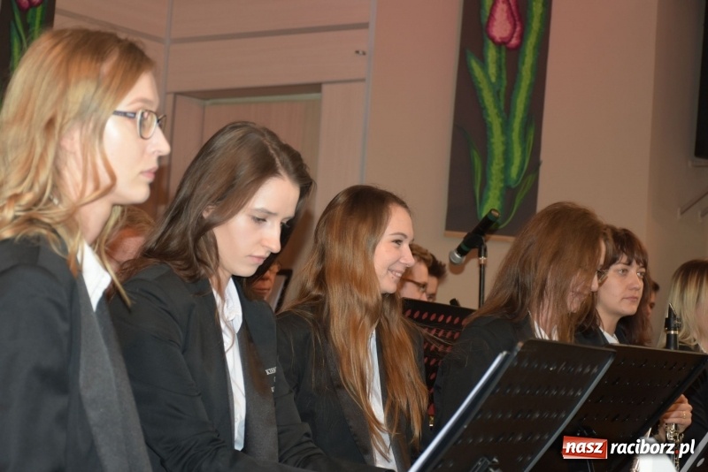 Zdjęcie w galerii na portalu naszraciborz.pl: Na słodko i przy muzyce. Kiermasz w Tworkowie [FOTO i WIDEO] wiadomości z regionu