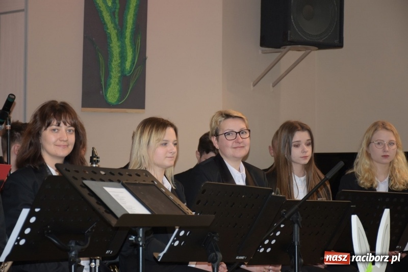 Zdjęcie w galerii na portalu naszraciborz.pl: Na słodko i przy muzyce. Kiermasz w Tworkowie [FOTO i WIDEO] wiadomości z regionu