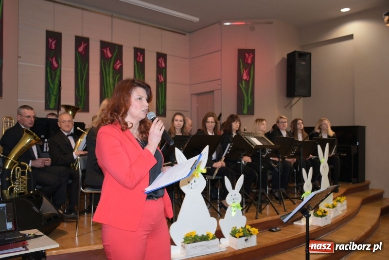 Zdjęcie w galerii na portalu naszraciborz.pl: Na słodko i przy muzyce. Kiermasz w Tworkowie [FOTO i WIDEO] wiadomości z regionu