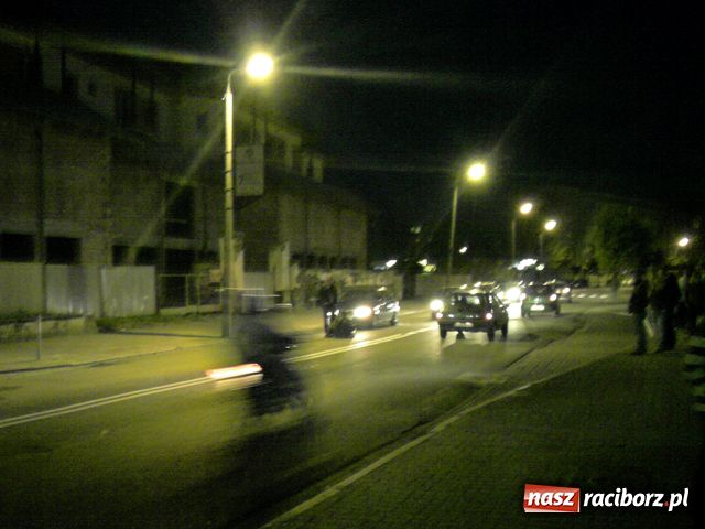 Zdjęcie w galerii na portalu naszraciborz.pl: Rozsiadł się na drodze i blokował ruch wiadomości z regionu