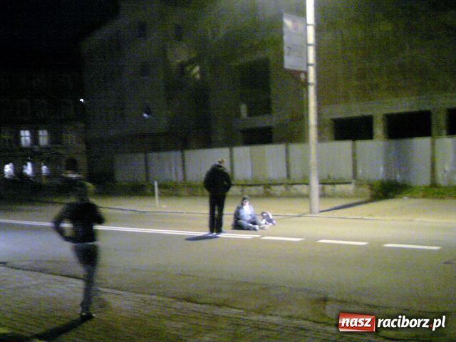 Zdjęcie w galerii na portalu naszraciborz.pl: Rozsiadł się na drodze i blokował ruch wiadomości z regionu