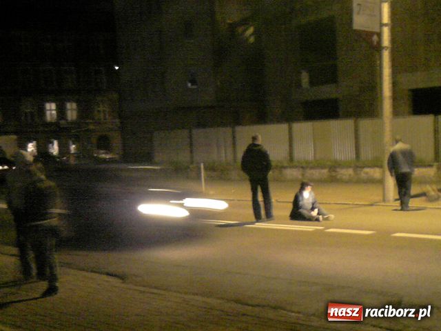 Zdjęcie w galerii na portalu naszraciborz.pl: Rozsiadł się na drodze i blokował ruch wiadomości z regionu