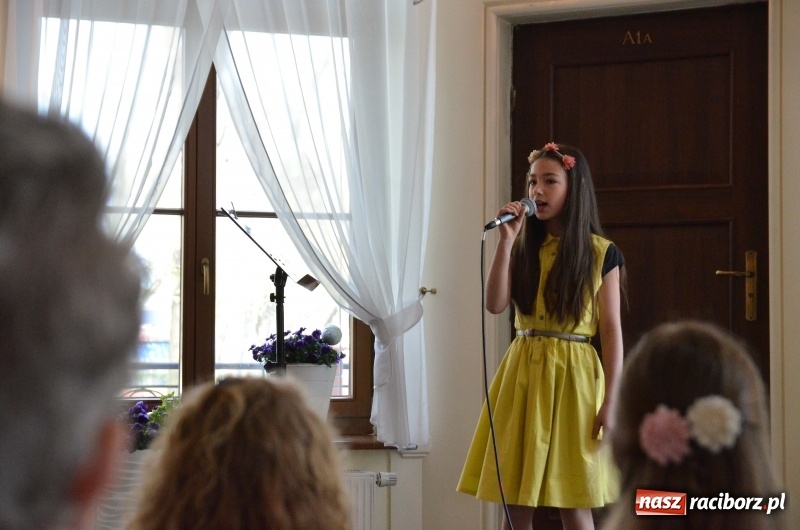 Zdjęcie w galerii na portalu naszraciborz.pl: Wiosenne śpiewanie przy Kossakach [FOTO] wiadomości z regionu