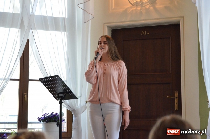 Zdjęcie w galerii na portalu naszraciborz.pl: Wiosenne śpiewanie przy Kossakach [FOTO] wiadomości z regionu