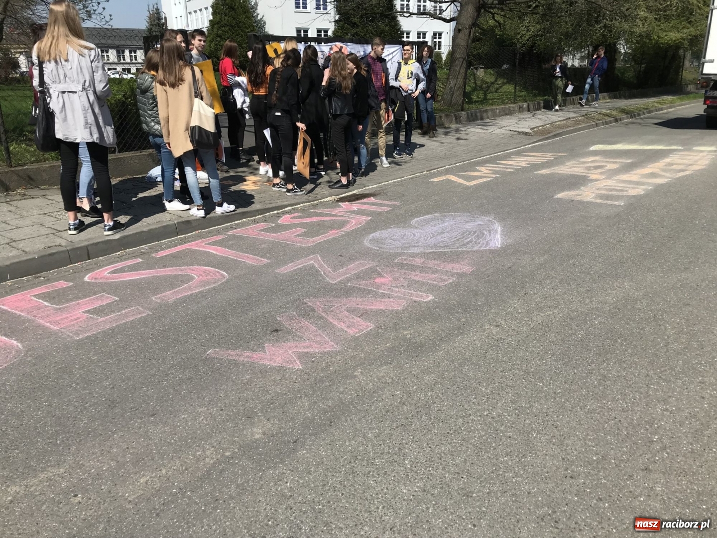 Zdjęcie w galerii na portalu naszraciborz.pl: Młodzież I i II LO wspiera swoich nauczycieli  wiadomości z regionu