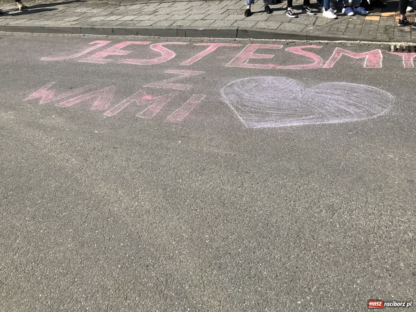 Zdjęcie w galerii na portalu naszraciborz.pl: Młodzież I i II LO wspiera swoich nauczycieli  wiadomości z regionu