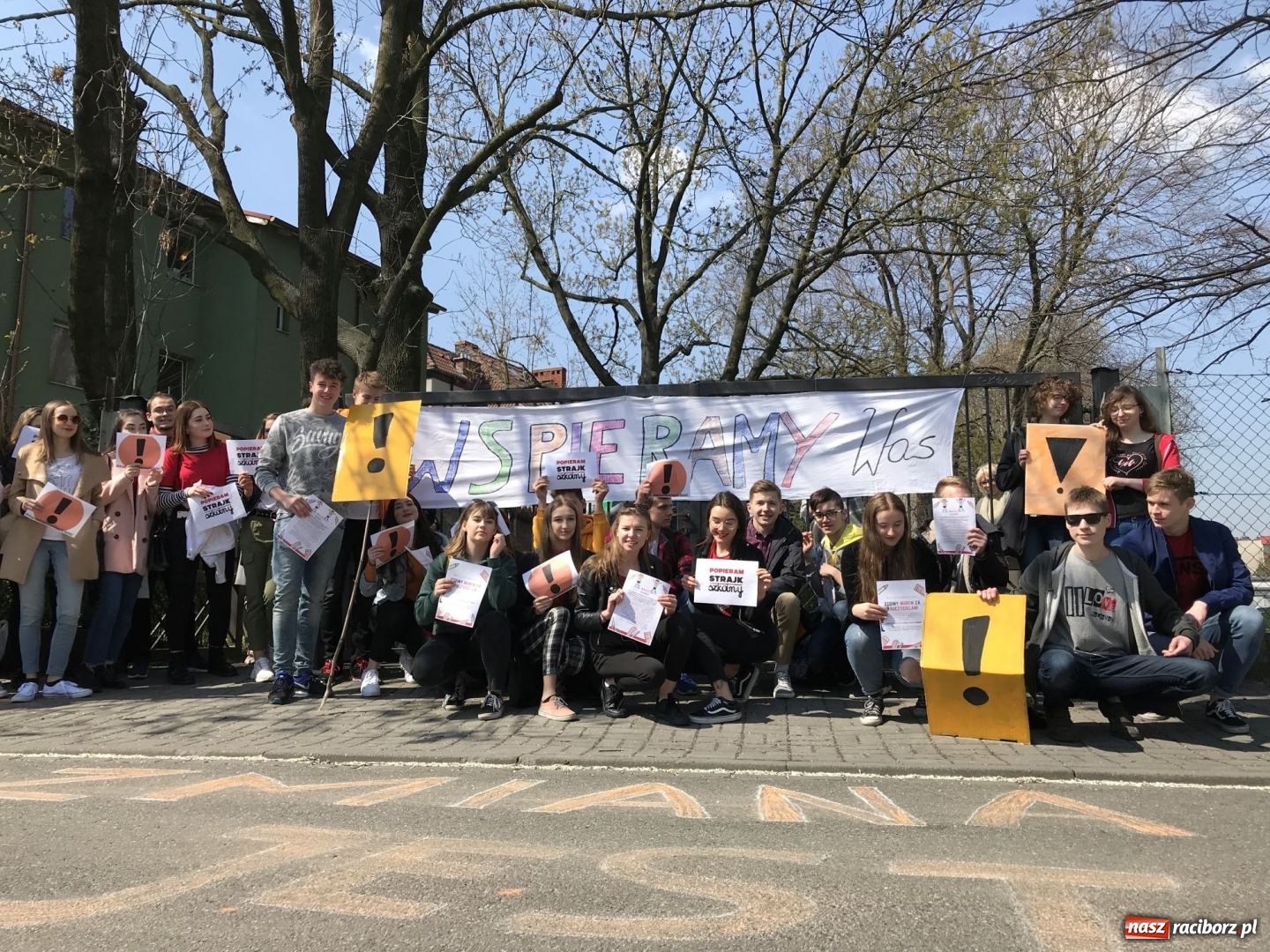 Zdjęcie w galerii na portalu naszraciborz.pl: Młodzież I i II LO wspiera swoich nauczycieli  wiadomości z regionu