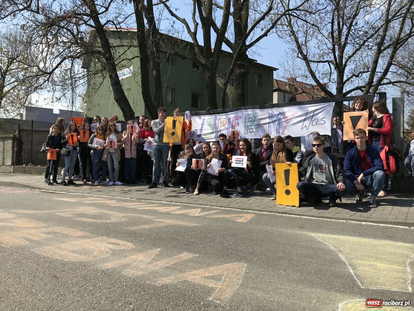 Zdjęcie w galerii na portalu naszraciborz.pl: Młodzież I i II LO wspiera swoich nauczycieli  wiadomości z regionu