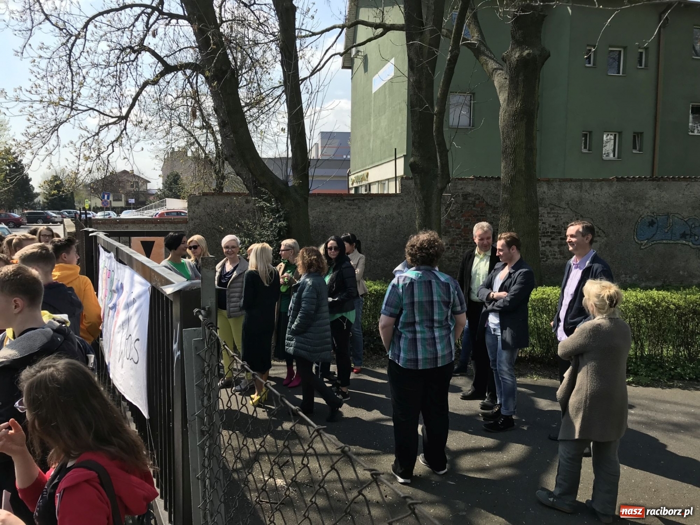 Zdjęcie w galerii na portalu naszraciborz.pl: Młodzież I i II LO wspiera swoich nauczycieli  wiadomości z regionu