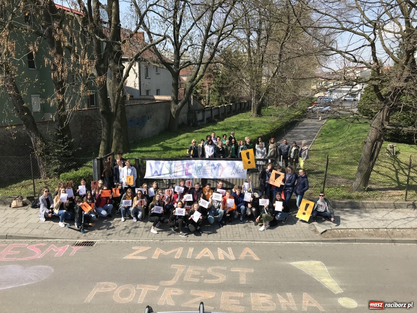 Zdjęcie w galerii na portalu naszraciborz.pl: Młodzież I i II LO wspiera swoich nauczycieli  wiadomości z regionu