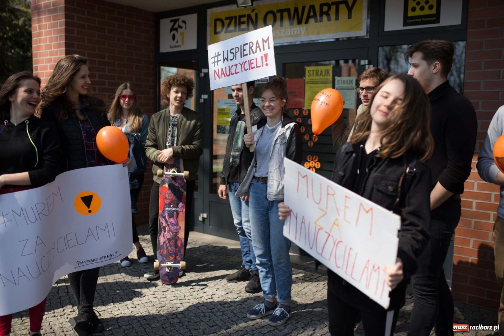 Zdjęcie w galerii na portalu naszraciborz.pl: Młodzież I i II LO wspiera swoich nauczycieli  wiadomości z regionu