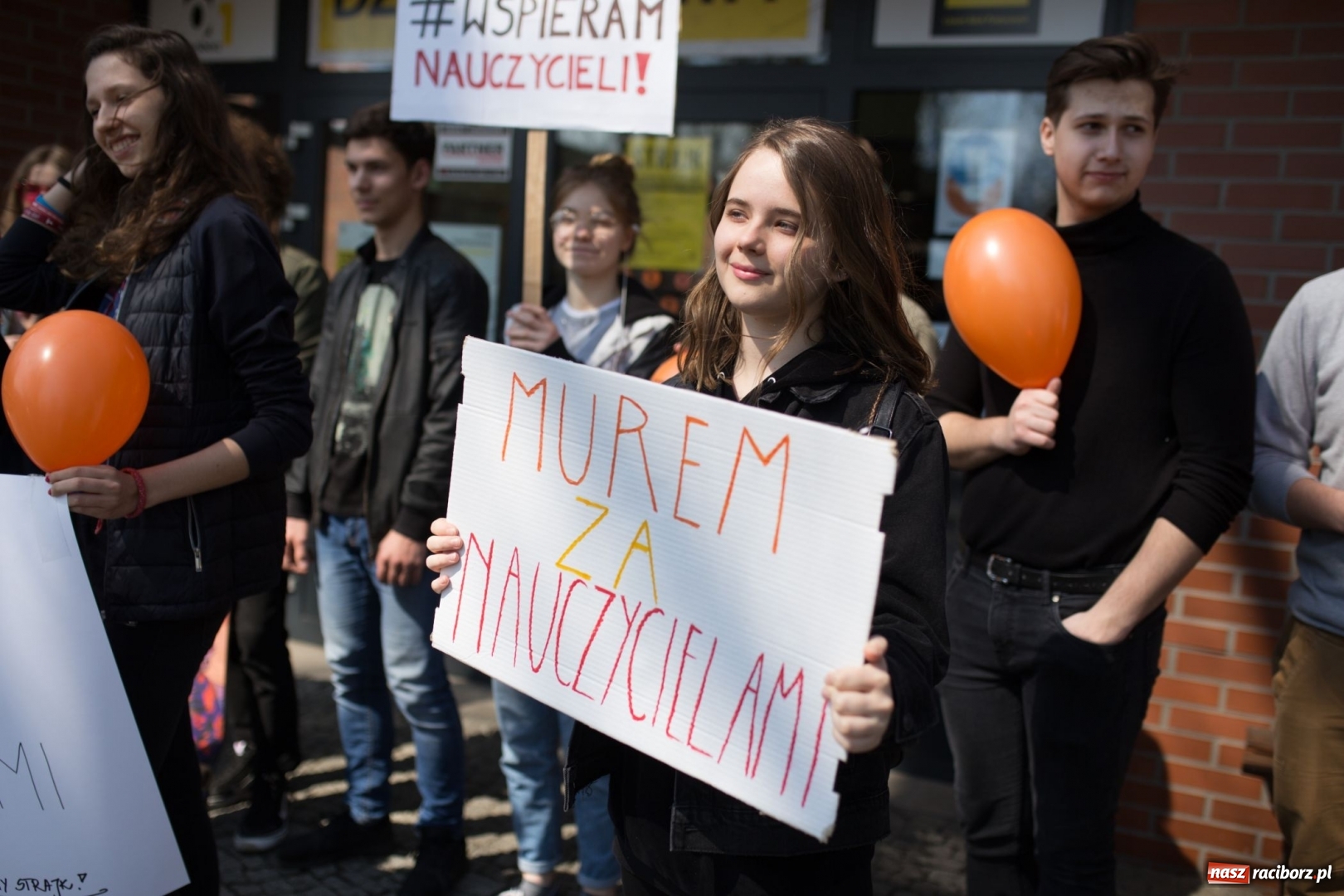 Zdjęcie w galerii na portalu naszraciborz.pl: Młodzież I i II LO wspiera swoich nauczycieli  wiadomości z regionu