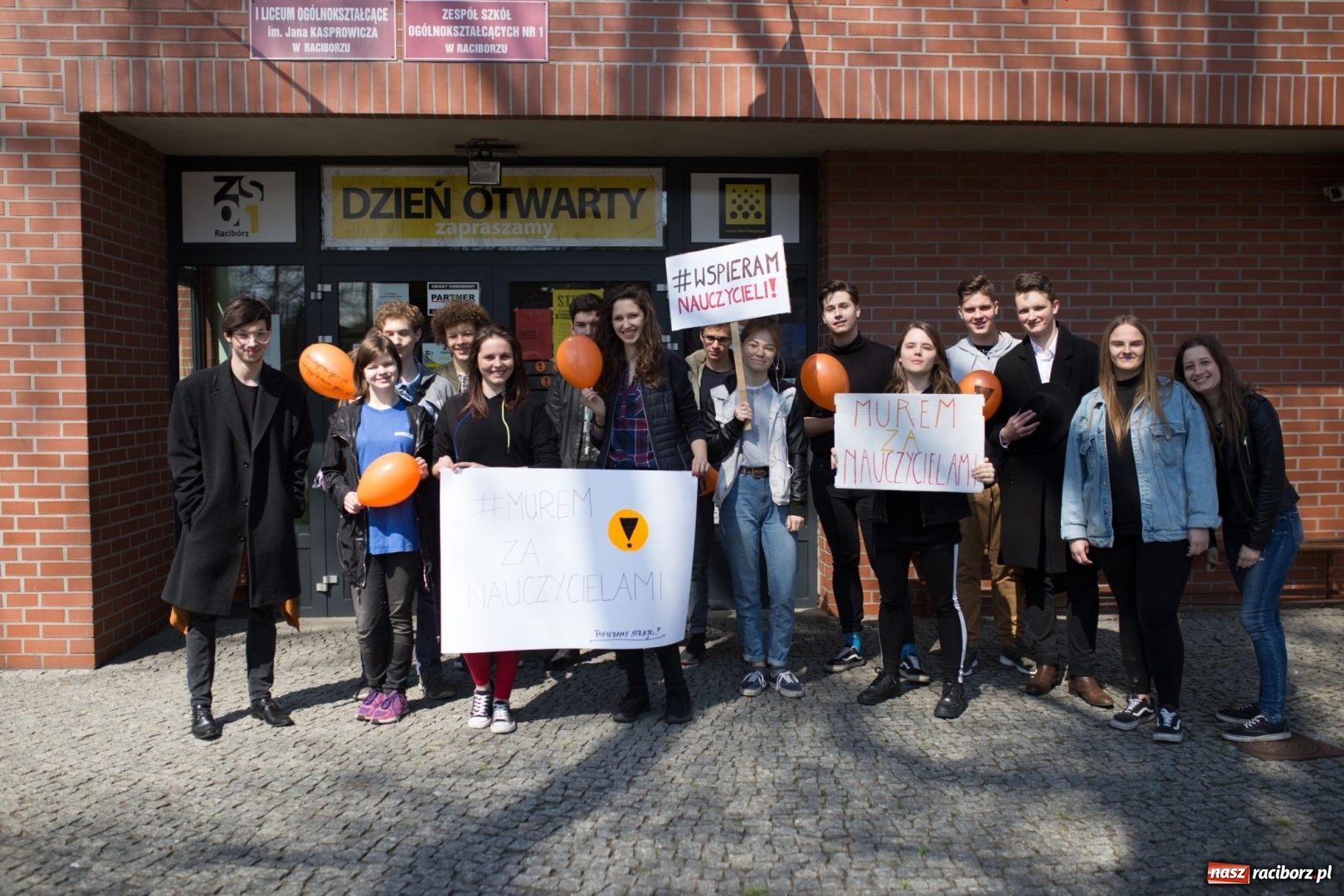 Zdjęcie w galerii na portalu naszraciborz.pl: Młodzież I i II LO wspiera swoich nauczycieli  wiadomości z regionu