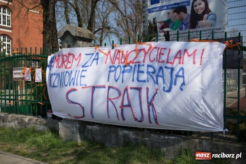 Zdjęcie w galerii na portalu naszraciborz.pl: Młodzież I i II LO wspiera swoich nauczycieli  wiadomości z regionu