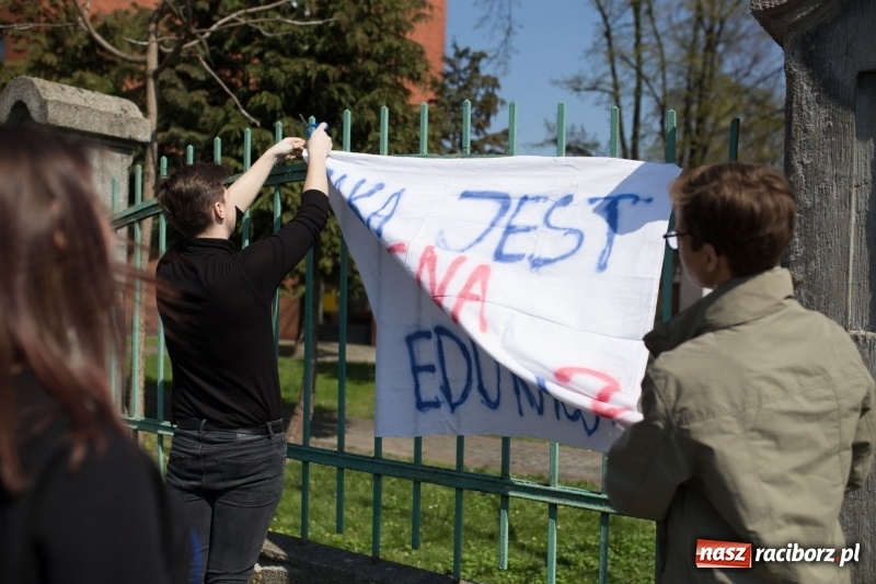 Zdjęcie w galerii na portalu naszraciborz.pl: Młodzież I i II LO wspiera swoich nauczycieli  wiadomości z regionu