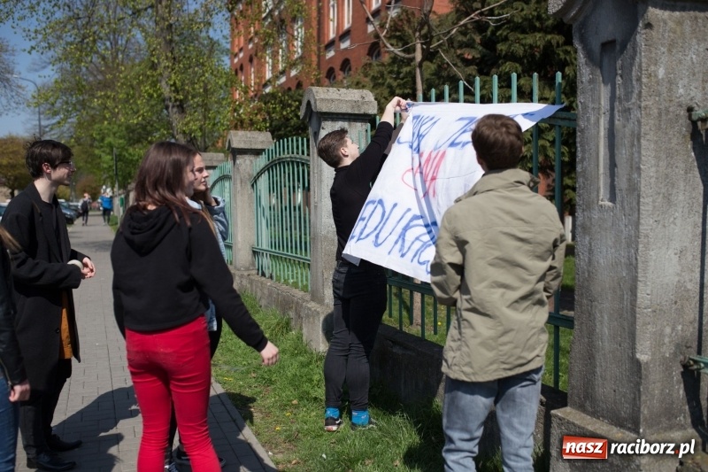 Zdjęcie w galerii na portalu naszraciborz.pl: Młodzież I i II LO wspiera swoich nauczycieli  wiadomości z regionu