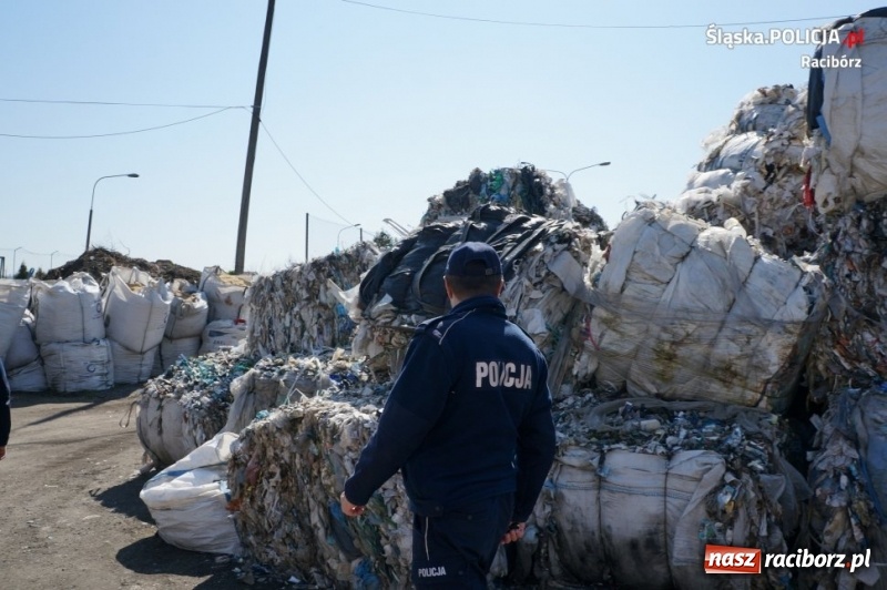 Zdjęcie w galerii na portalu naszraciborz.pl: Policjanci i strażacy wkroczyli do miejsc składowania odpadów [FOTO] wiadomości z regionu