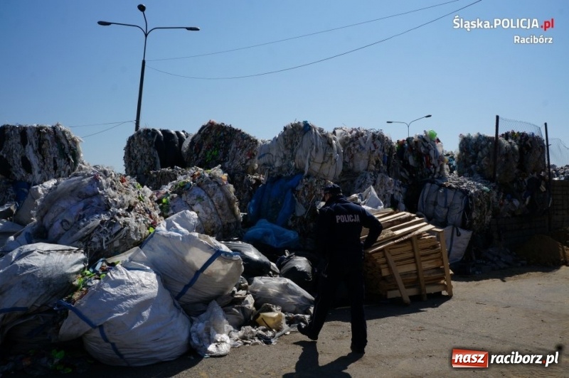 Zdjęcie w galerii na portalu naszraciborz.pl: Policjanci i strażacy wkroczyli do miejsc składowania odpadów [FOTO] wiadomości z regionu