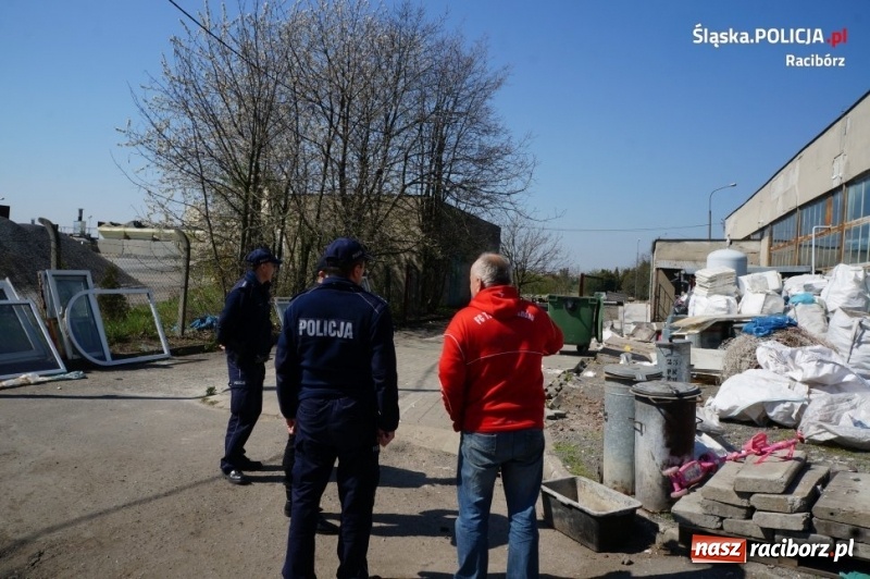 Zdjęcie w galerii na portalu naszraciborz.pl: Policjanci i strażacy wkroczyli do miejsc składowania odpadów [FOTO] wiadomości z regionu