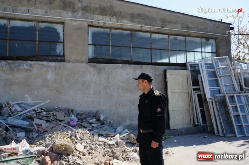 Zdjęcie w galerii na portalu naszraciborz.pl: Policjanci i strażacy wkroczyli do miejsc składowania odpadów [FOTO] wiadomości z regionu