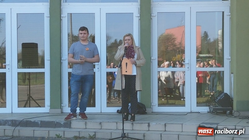 Zdjęcie w galerii na portalu naszraciborz.pl: Kuźniańscy uczniowie popierają swych nauczycieli wiadomości z regionu