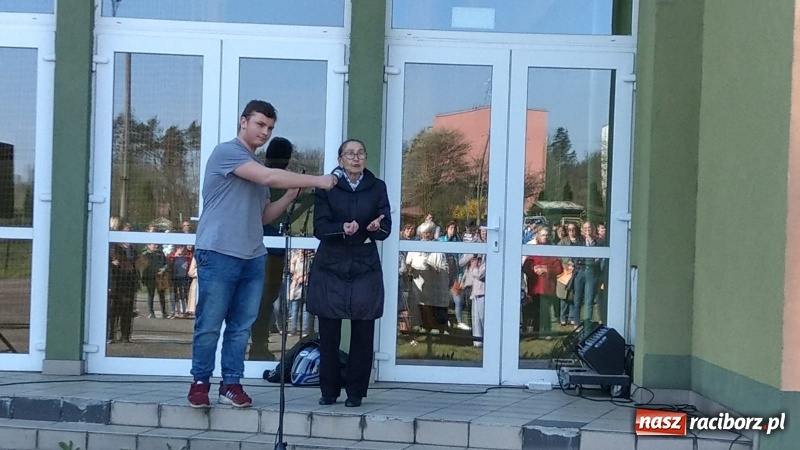 Zdjęcie w galerii na portalu naszraciborz.pl: Kuźniańscy uczniowie popierają swych nauczycieli wiadomości z regionu