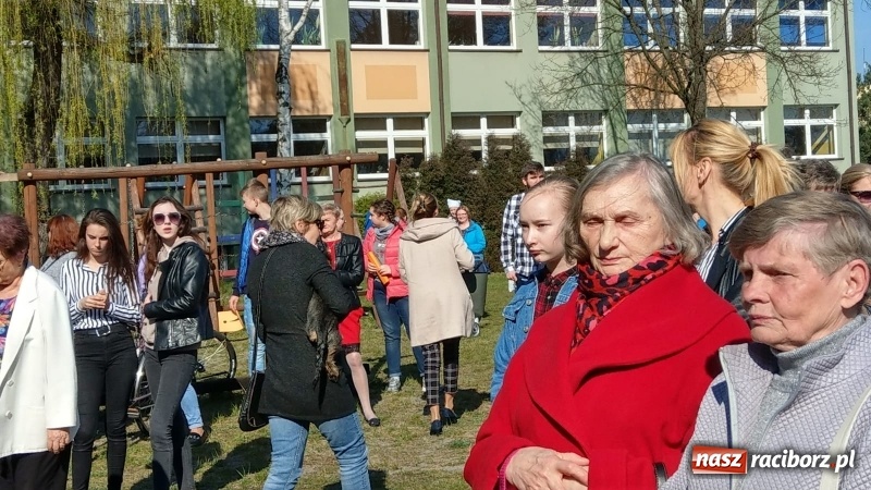 Zdjęcie w galerii na portalu naszraciborz.pl: Kuźniańscy uczniowie popierają swych nauczycieli wiadomości z regionu