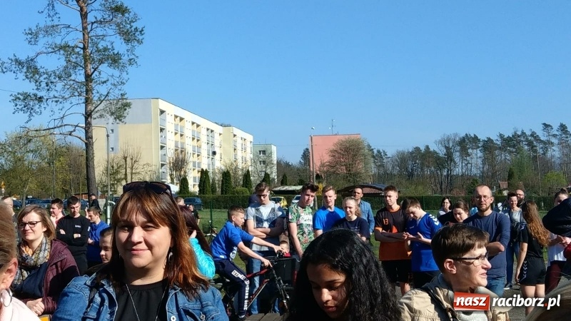 Zdjęcie w galerii na portalu naszraciborz.pl: Kuźniańscy uczniowie popierają swych nauczycieli wiadomości z regionu