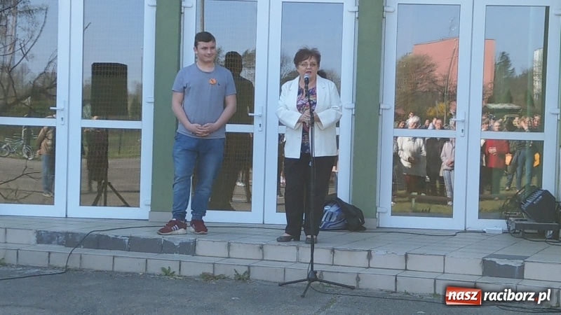 Zdjęcie w galerii na portalu naszraciborz.pl: Kuźniańscy uczniowie popierają swych nauczycieli wiadomości z regionu