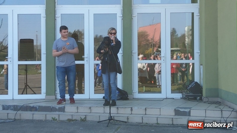 Zdjęcie w galerii na portalu naszraciborz.pl: Kuźniańscy uczniowie popierają swych nauczycieli wiadomości z regionu