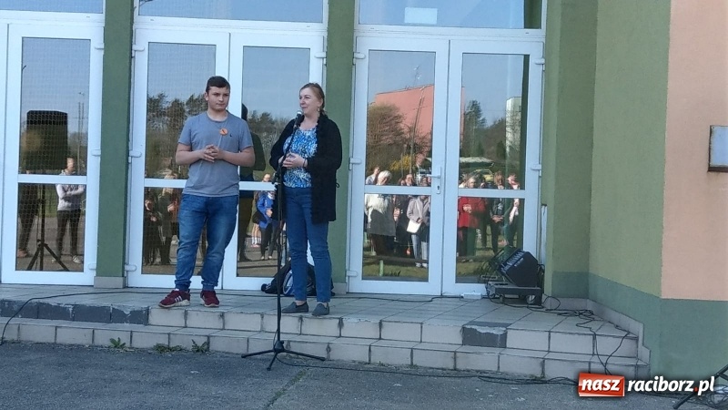 Zdjęcie w galerii na portalu naszraciborz.pl: Kuźniańscy uczniowie popierają swych nauczycieli wiadomości z regionu