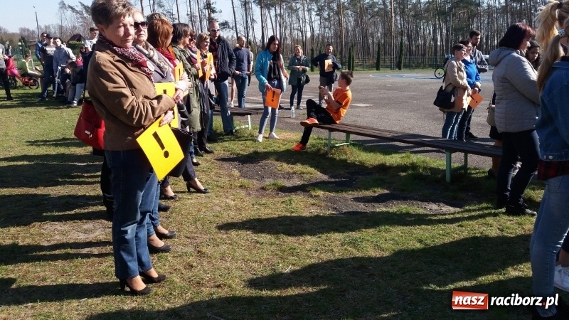 Zdjęcie w galerii na portalu naszraciborz.pl: Kuźniańscy uczniowie popierają swych nauczycieli wiadomości z regionu