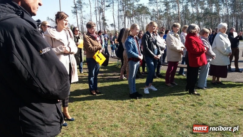 Zdjęcie w galerii na portalu naszraciborz.pl: Kuźniańscy uczniowie popierają swych nauczycieli wiadomości z regionu