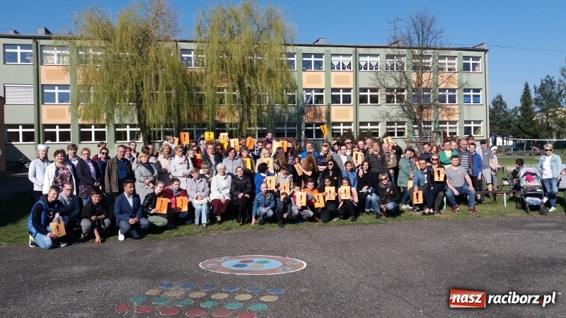 Zdjęcie w galerii na portalu naszraciborz.pl: Kuźniańscy uczniowie popierają swych nauczycieli wiadomości z regionu
